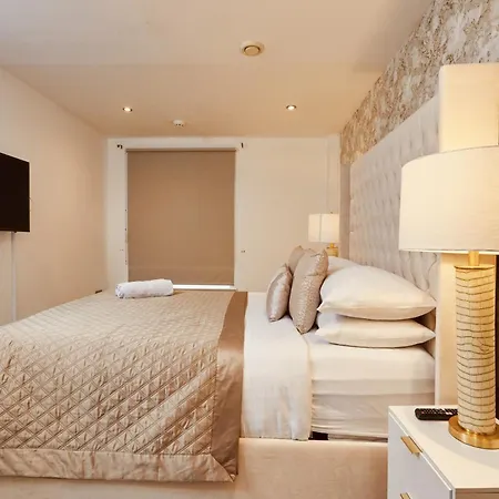 Riverside Dock Free Secure Parking Лідс