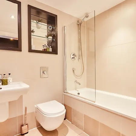 Riverside Dock Free Secure Parking Лідс