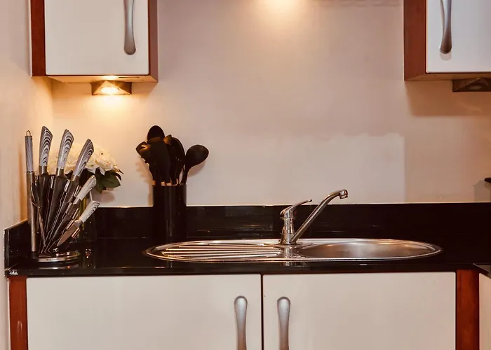 Riverside Dock Free Secure Parking Apartment *