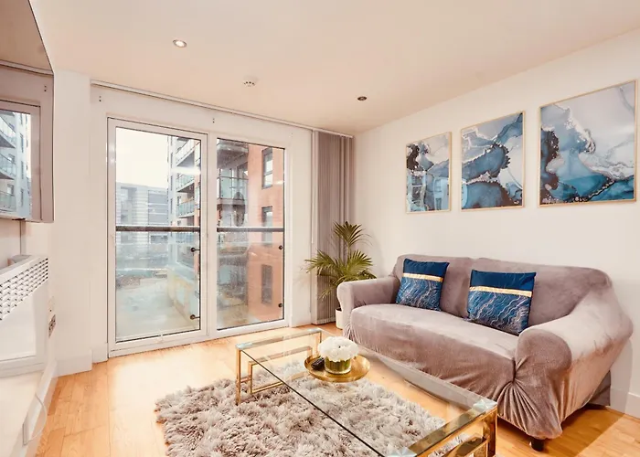 Riverside Dock Free Secure Parking Apartment