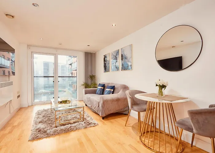 Riverside Dock Free Secure Parking Apartment *