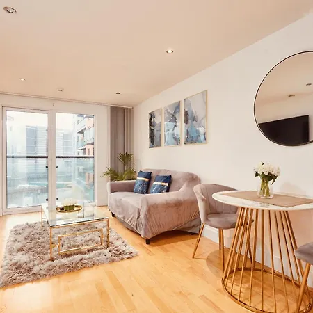 Riverside Dock Free Secure Parking Apartment *